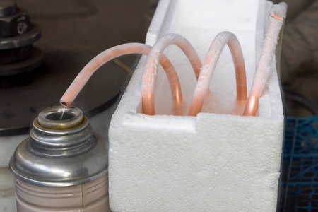 空气瓶液态空气,将液化空气倒入保温瓶.照片