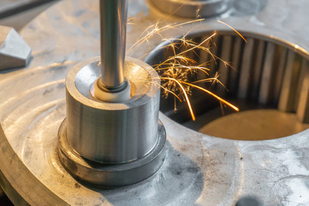 内孔在磨床上加工,精加工.照片