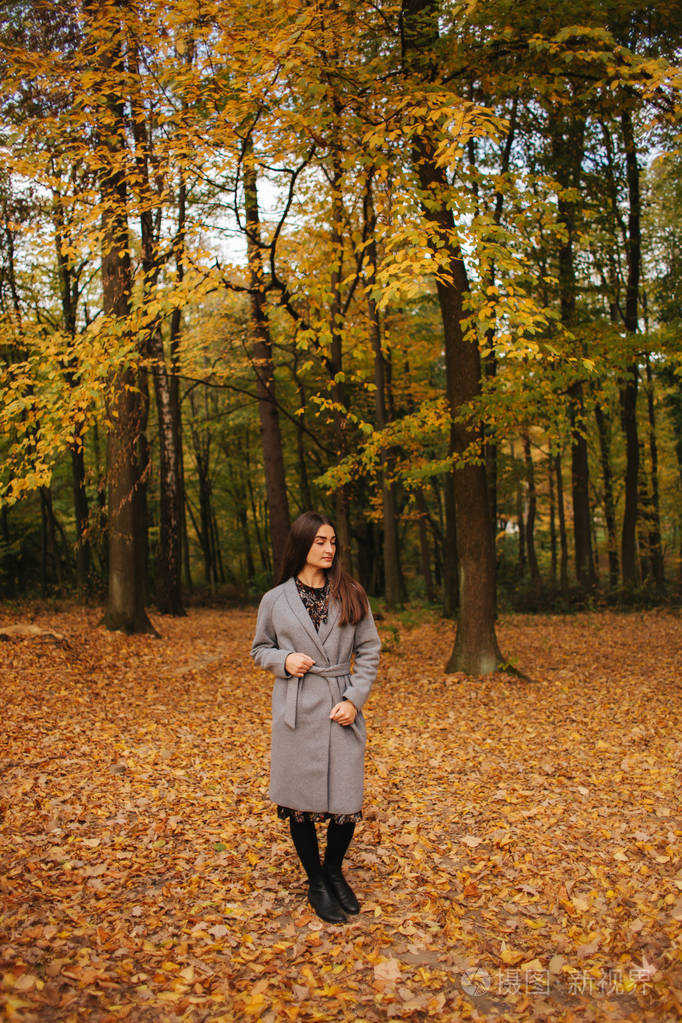 秋日漫步森林的美女模特
