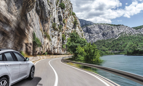 疾驰的汽车图片-疾驰的汽车素材-疾驰的汽车插画-摄图新视界