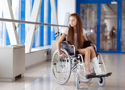 轮椅小女孩图片