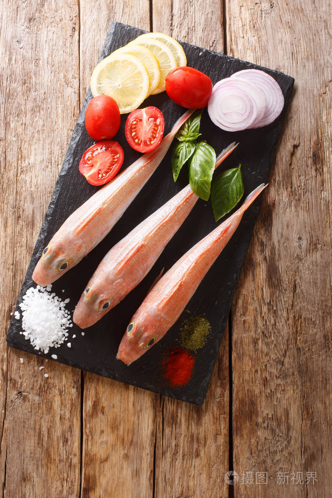 新鲜生三棱鱼配香料西红柿洋葱和柠檬