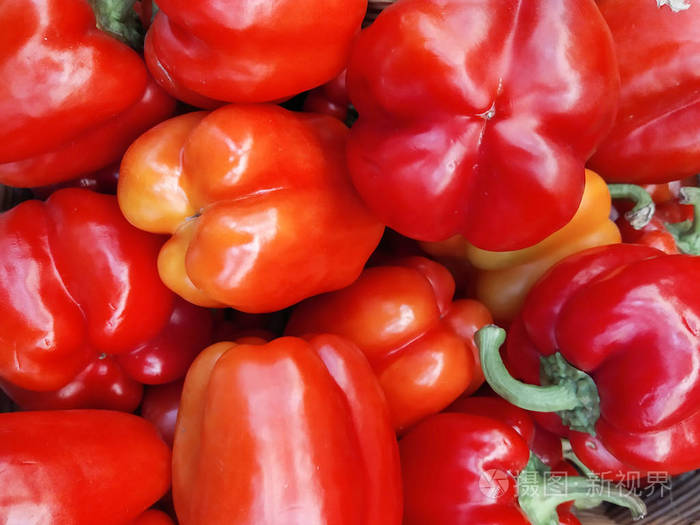 红辣椒特写新鲜水果和蔬菜放在抽屉里