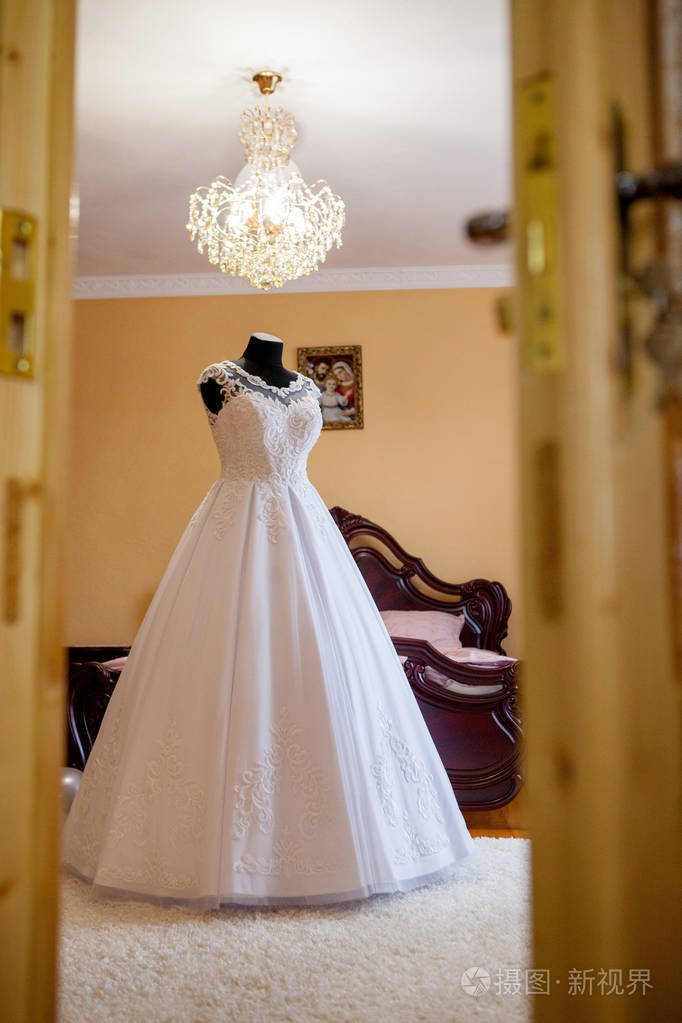 房间里的人体模特上穿着白色婚纱照片-正版商用图片2lze1x-摄图新视界