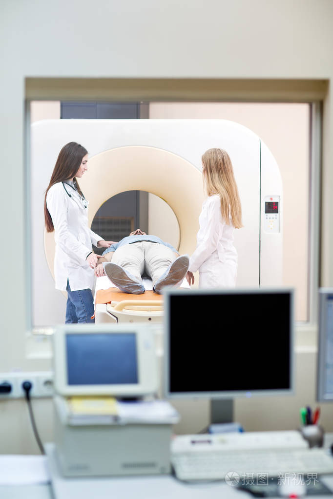 有医生和护士的核磁共振机和屏幕