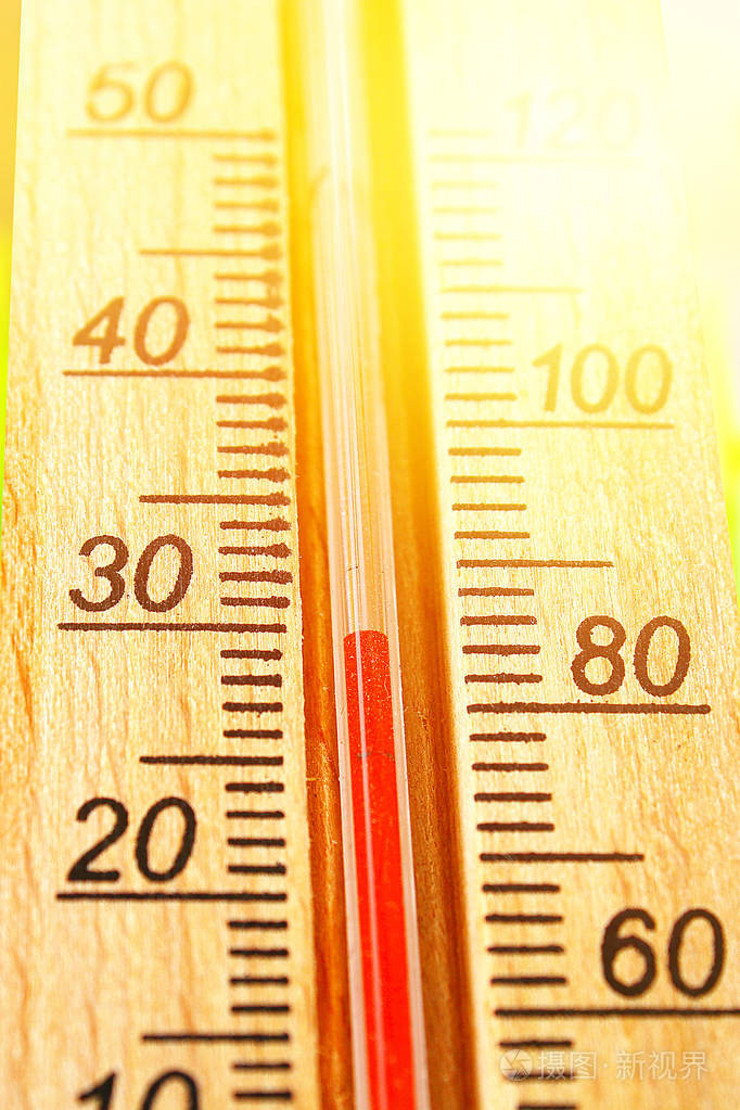 在阳光明媚的夏日里显示30度高温的温度计