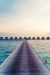 马尔代夫岛上美丽的热带日落图片