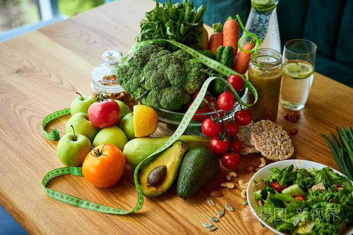 节食减肥早餐概念与卷尺有机水果蔬菜沙拉和淡水健康营养理念生活方式