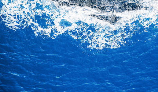 俯瞰大海和岩石.照片