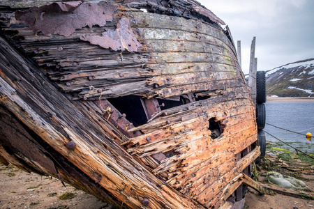 罗斯里海滩泰里伯克岛上那条生锈的烂船.俄罗斯北部照片