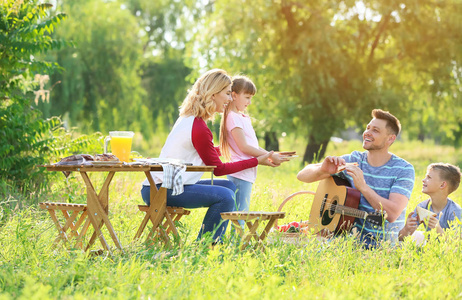快乐的一家人在公园野餐图片