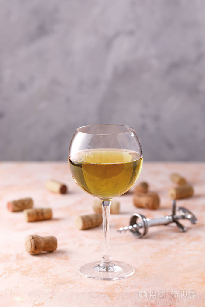 一杯白葡萄酒酿酒的概念放在你的文字下面