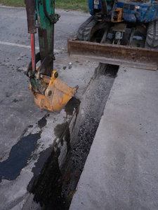 道路工程建筑工地挖掘机和工人图片