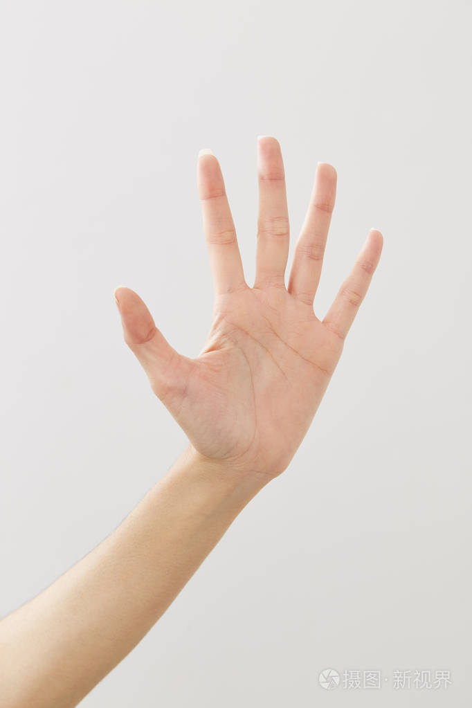 女人的手在白纸上打招呼