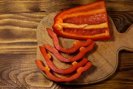 木桌砧板鲜红椒照片