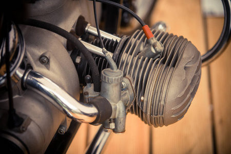 旧火花塞老式摩托车平头发动机照片