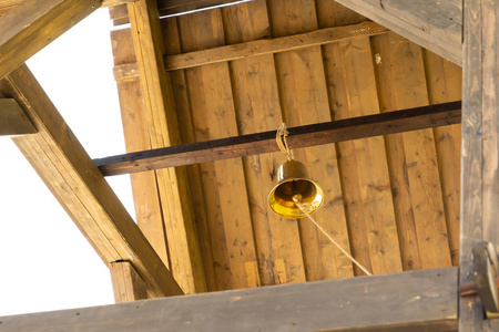 高铁铃铛小木背景屋顶塔质朴图片
