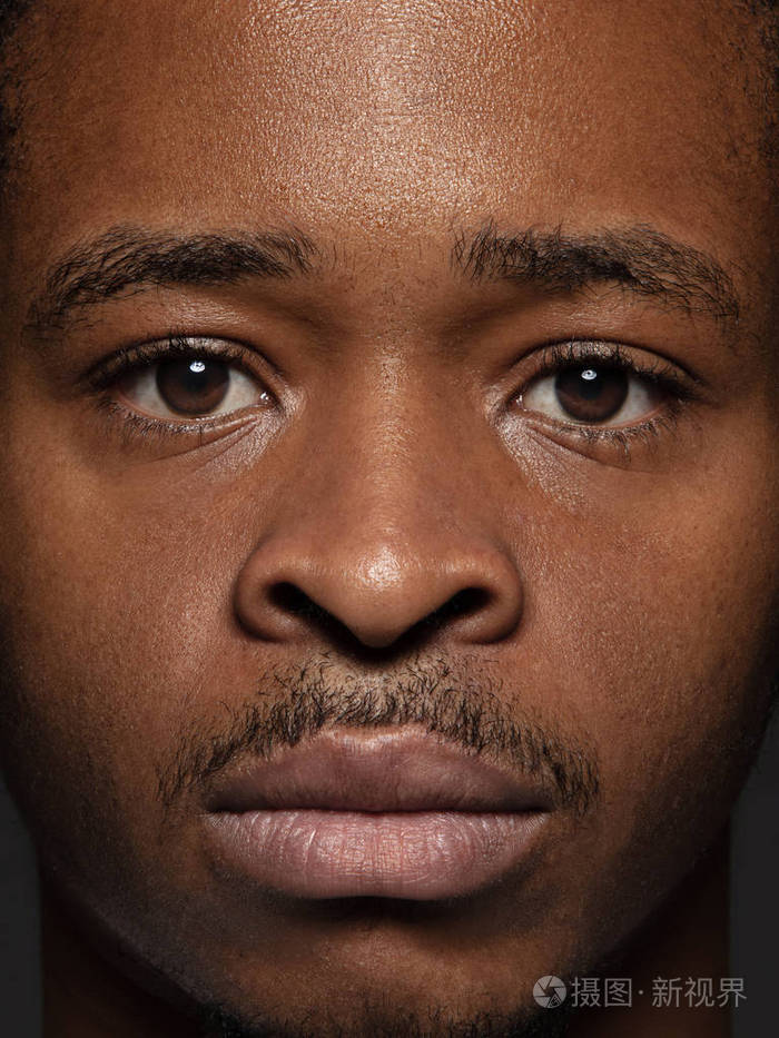 美国黑人青年的特写肖像