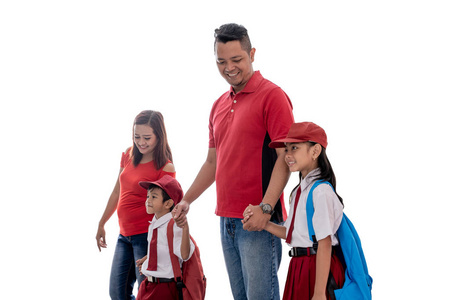 小学生和家长一起步行上学图片