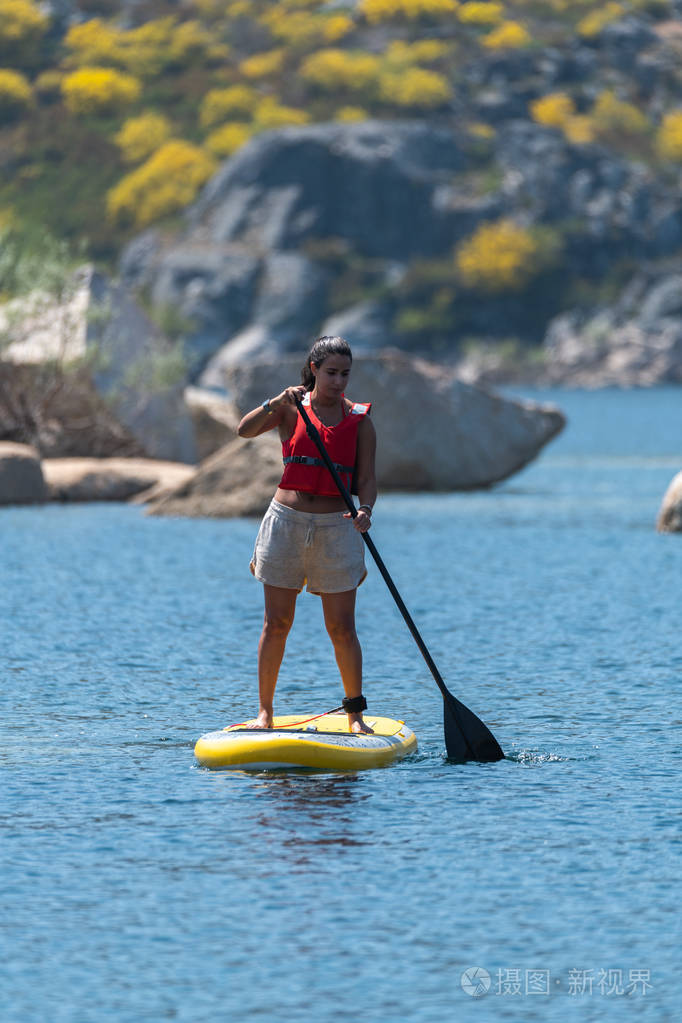站起来在湖面上划桨