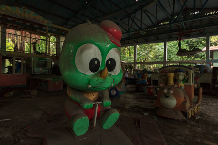 废弃的游乐场仰光一个令人毛骨悚然的废弃游乐园,原名仰光,缅甸照片