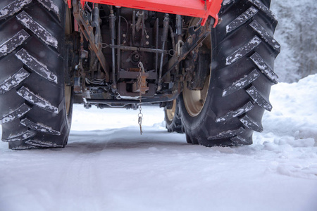 冬季拖拉机清扫道路上的积雪图片