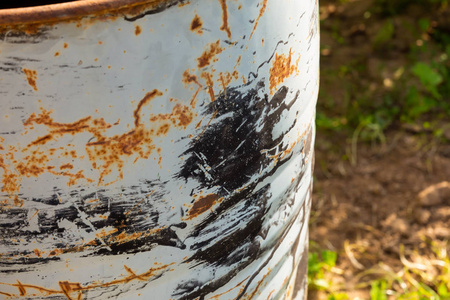 容器厂铁桶陈旧生锈破旧的封闭容器油气用气厂照片