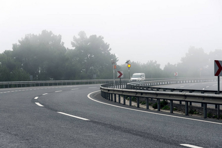 高速弯道早上有雾的高速公路弯道.照片