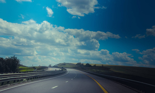 卡车行驶在路上图片-卡车行驶在路上素材-卡车行驶在路上插画-摄图新