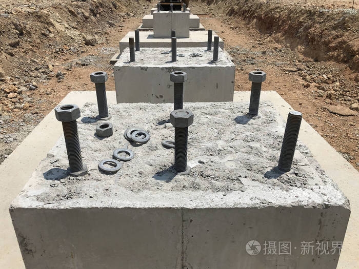 为安装金属柱而设计的带有金属地脚螺栓的钢筋混凝土基础排施工现场
