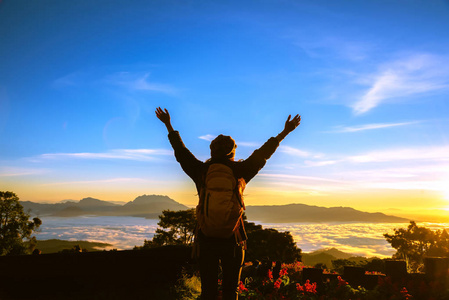 看日出的女孩图片