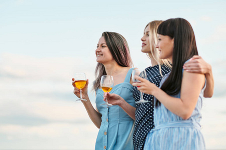 女朋友们交流,大笑,喝酒.照片