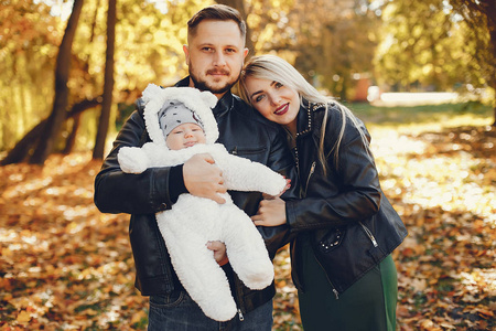 一家人带着女儿在秋天的公园里图片