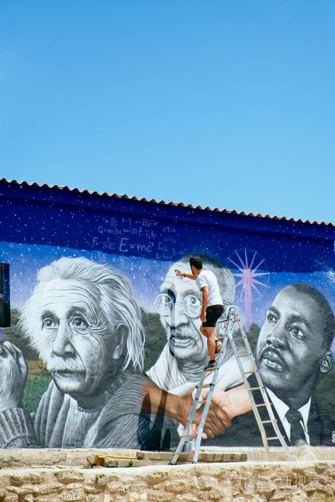 沿着圣地亚哥的卡米诺画涂鸦的人