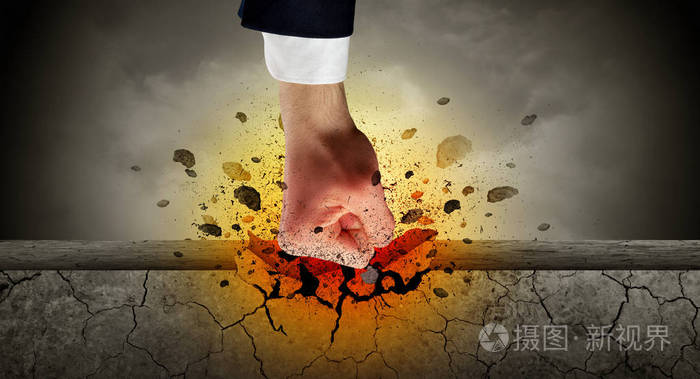 手部猛烈撞击并击碎石墙