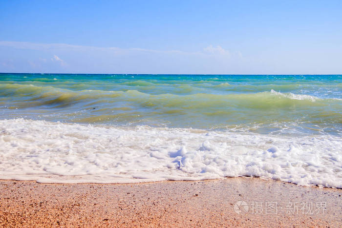 克里米亚海.晴朗天气下的巨浪.海上晴天.背景蓝色海浪.沙滩.