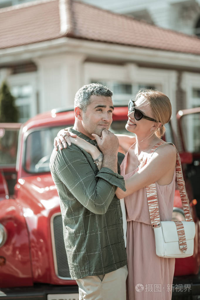 在妻子怀抱中体贴的男人