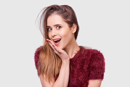 一幅令人惊异的美丽年轻女子在镜头前惊讶的表情.