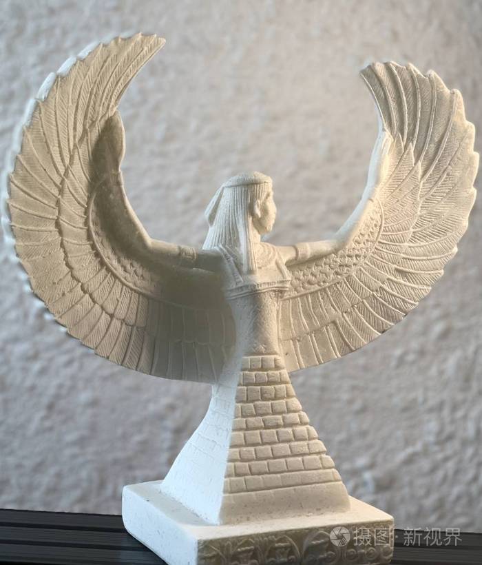 白色雕像伊西斯