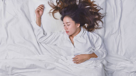 年轻美女床上睡觉图片