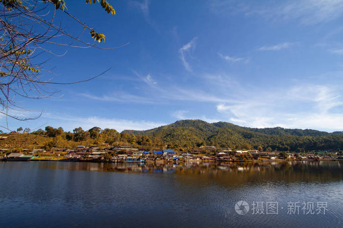 泰国北部的乐泰村美丽的湖景村