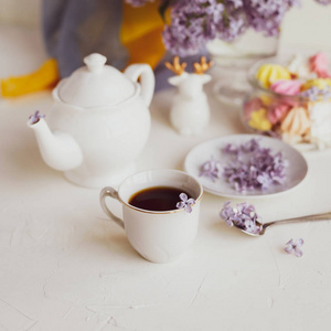 紫泉紫丁香花早餐静物图片