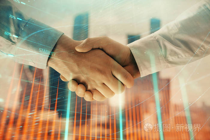 两个商人握手的城市景观背景下的金融图形的双重曝光股票市场交易的