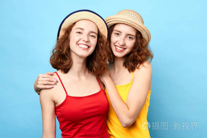 两个迷人迷人的姐妹拥抱着镜头
