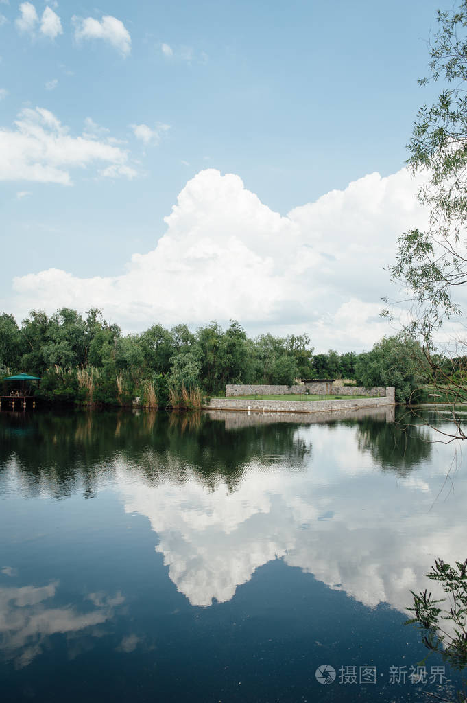 晴朗的云天湖边美丽的乡村别墅