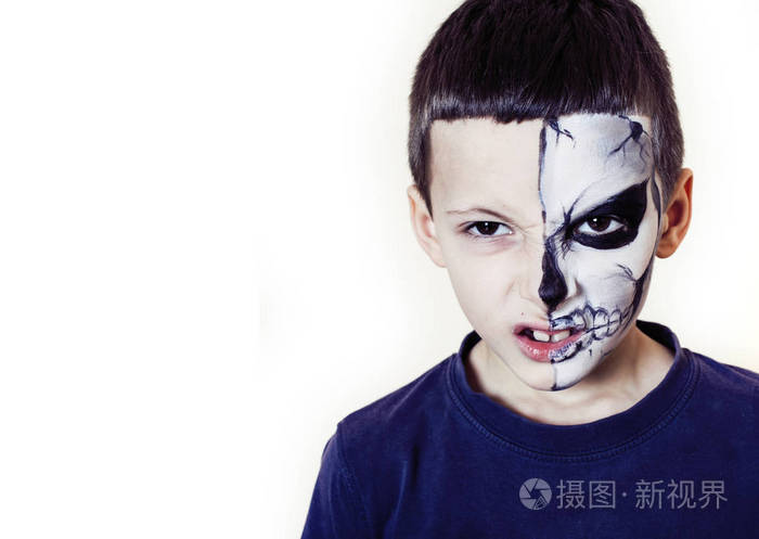 可爱的小男孩用脸漆似的骷髅来庆祝万圣节人们的生活方式理念孩子们在
