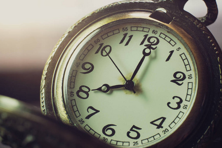 显示5点钟的时钟显示8点钟的时钟