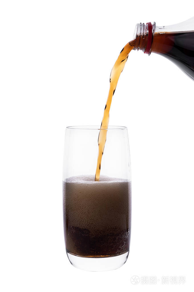 用冰块把可乐倒在饮料杯里