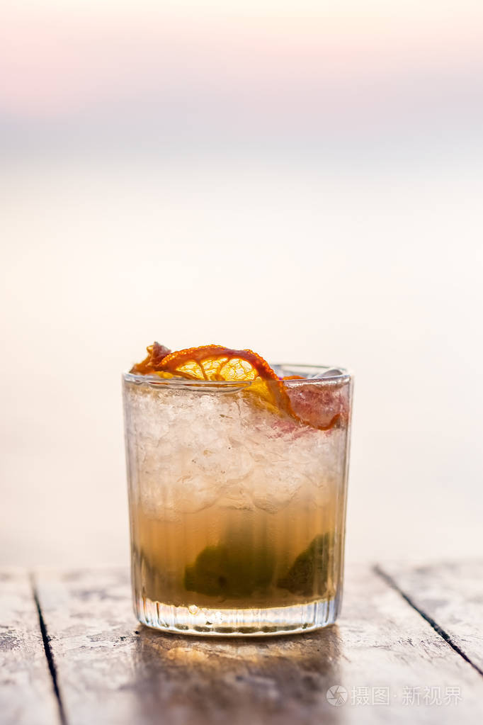 日落海滩上的pina colada鸡尾酒特写镜头照片-正版商用图片2m459i-摄