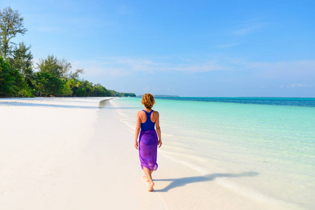 后视图白色沙滩绿松石海水加勒比海真人.